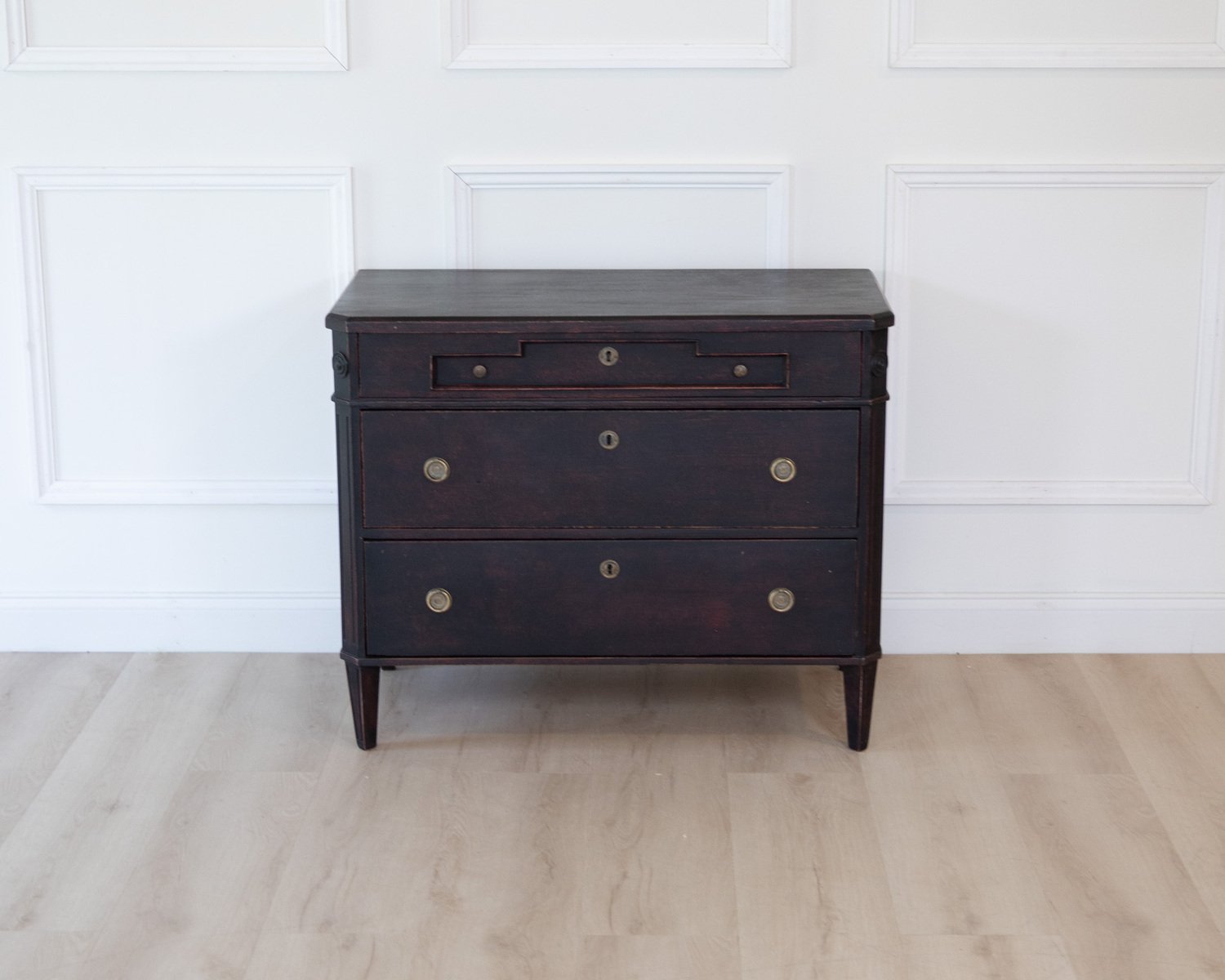 A unique Swedish chest of drawers reminiscent of the Gustavian style - JAA
