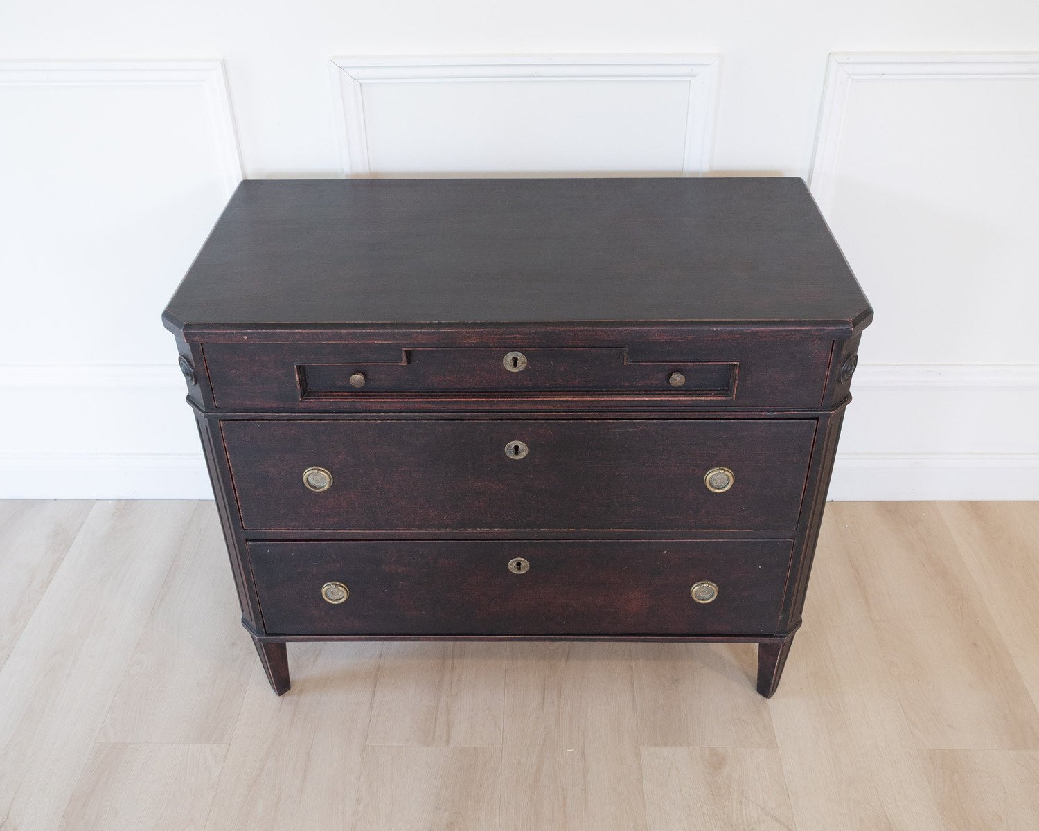 A unique Swedish chest of drawers reminiscent of the Gustavian style - JAA