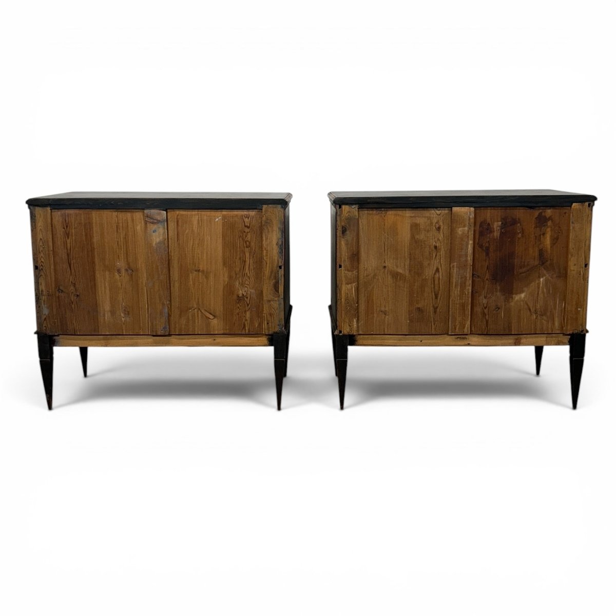 A pair of Gustavian-style chests of drawers in navy blue with a beautiful patina. - JAA