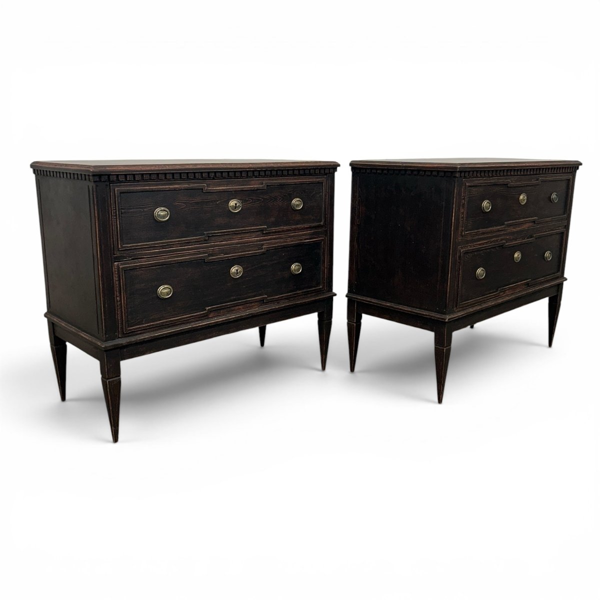 A pair of Gustavian-style chests of drawers in navy blue with a beautiful patina. - JAA