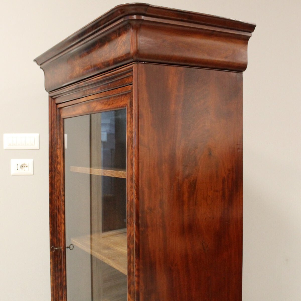 Louis Philippe Flame Mahogany Vitrine, Second Half 19th Century - JAA
