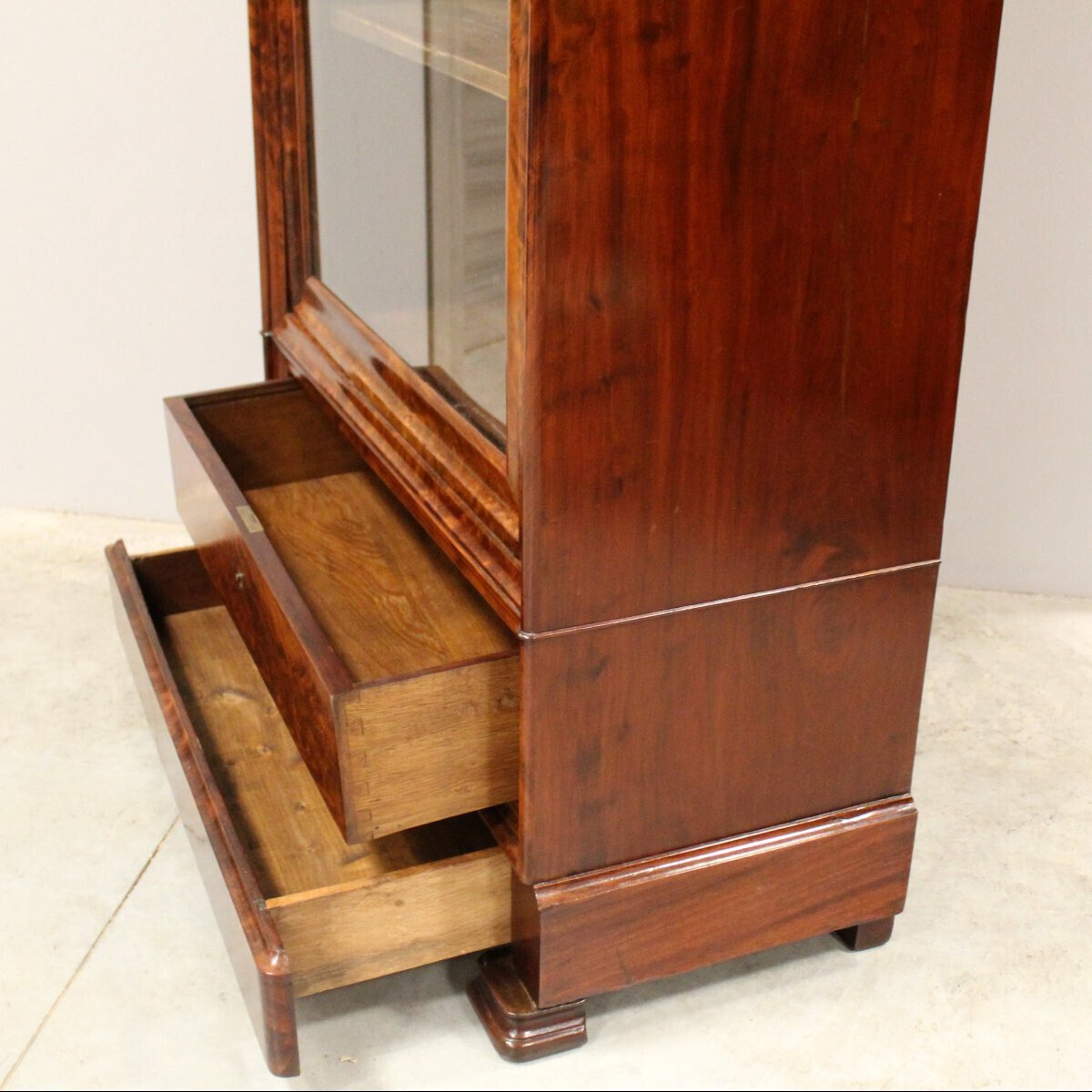 Louis Philippe Flame Mahogany Vitrine, Second Half 19th Century - JAA