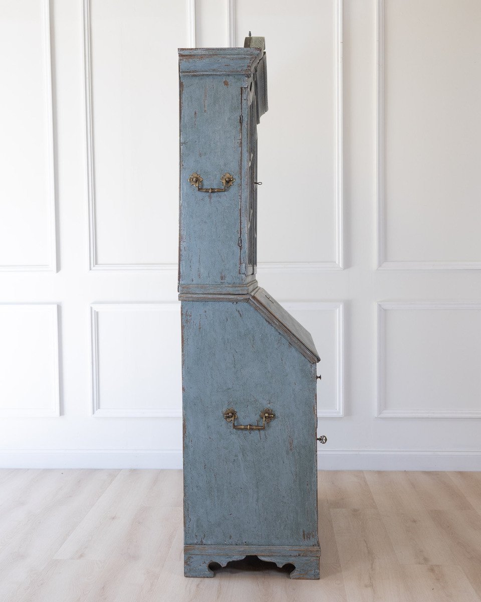 18th Century Swedish Cabinet with Original Glass - JAA