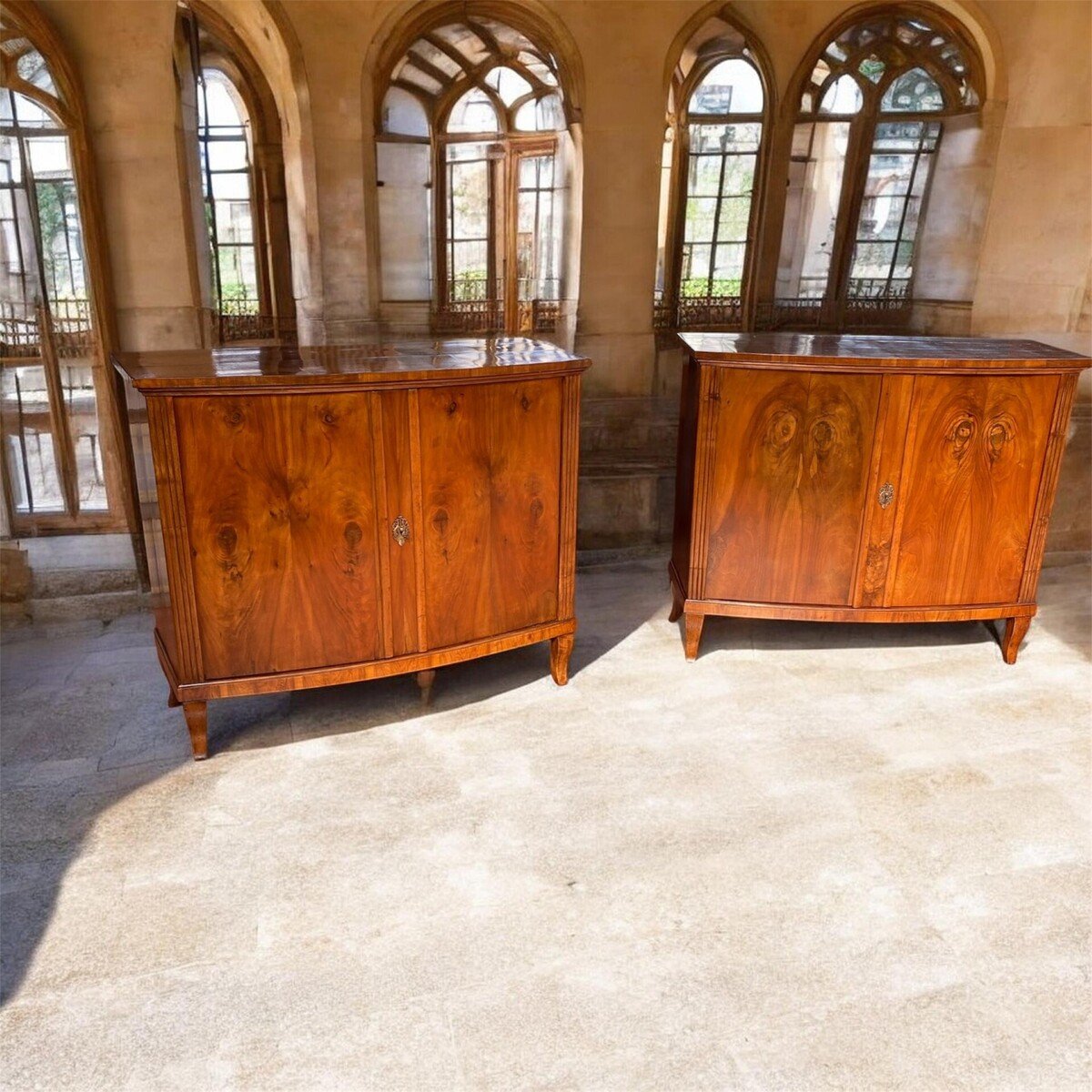 pair from the early 19th century in walnut with a leaf-shaped front. - JAA