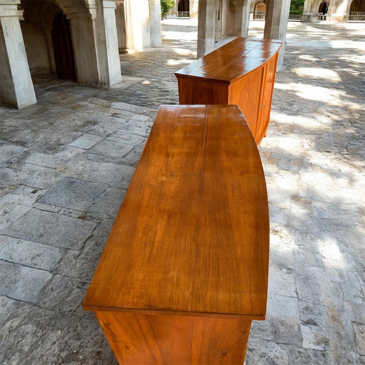 pair from the early 19th century in walnut with a leaf-shaped front. - JAA