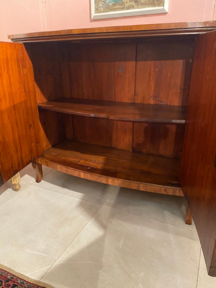 pair from the early 19th century in walnut with a leaf-shaped front. - JAA