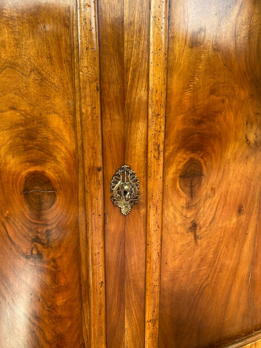 pair from the early 19th century in walnut with a leaf-shaped front. - JAA