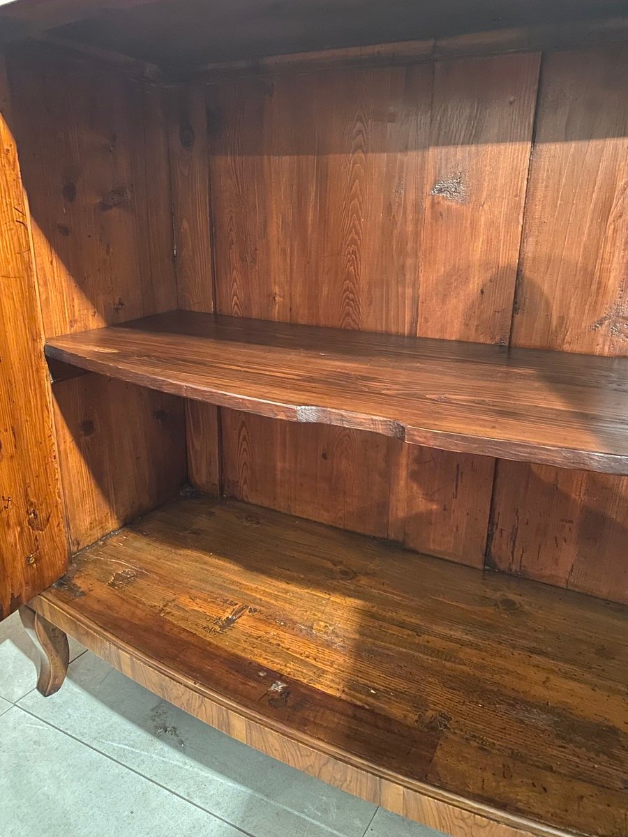 pair from the early 19th century in walnut with a leaf-shaped front. - JAA