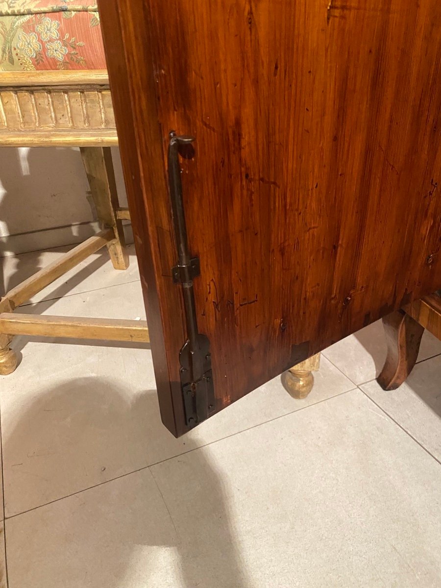 pair from the early 19th century in walnut with a leaf-shaped front. - JAA