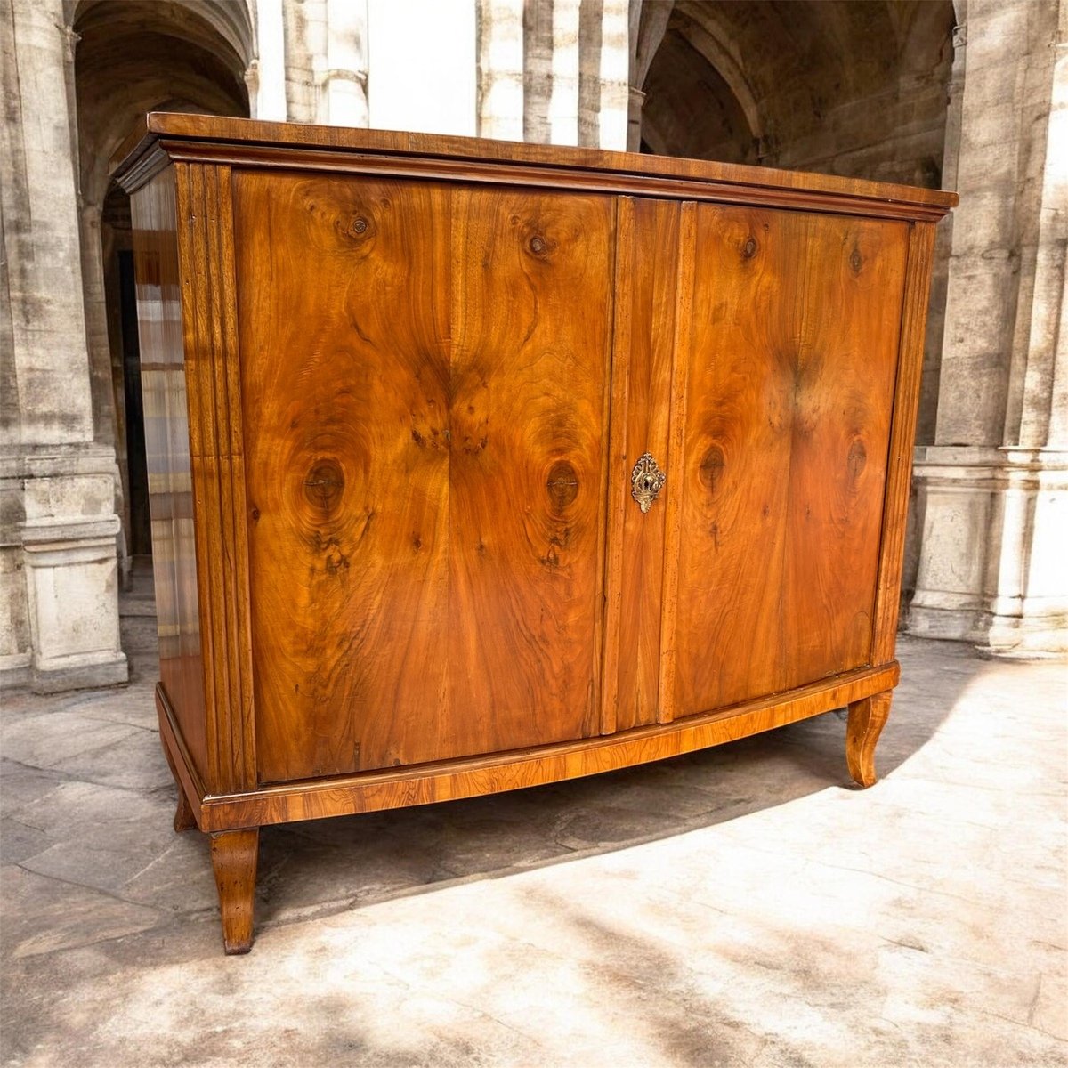 pair from the early 19th century in walnut with a leaf-shaped front. - JAA