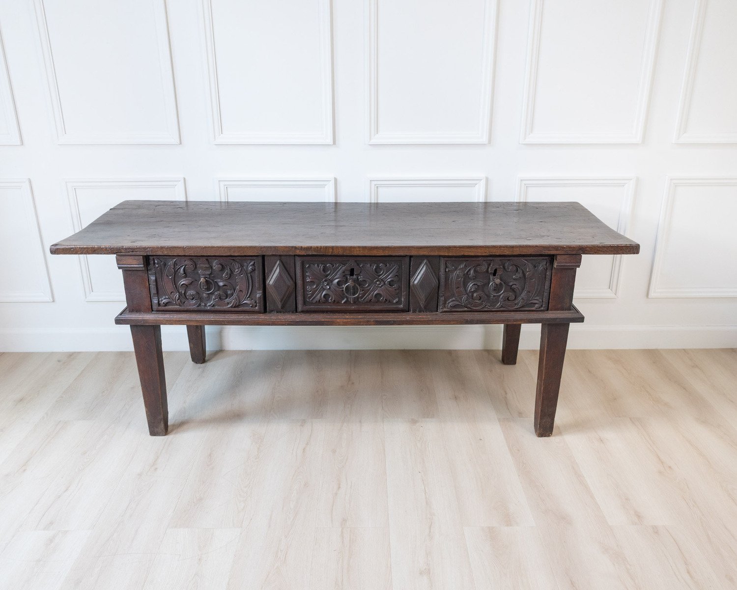 18th century Spanish carved oak three drawer console table. Great colour. 1760. - JAA