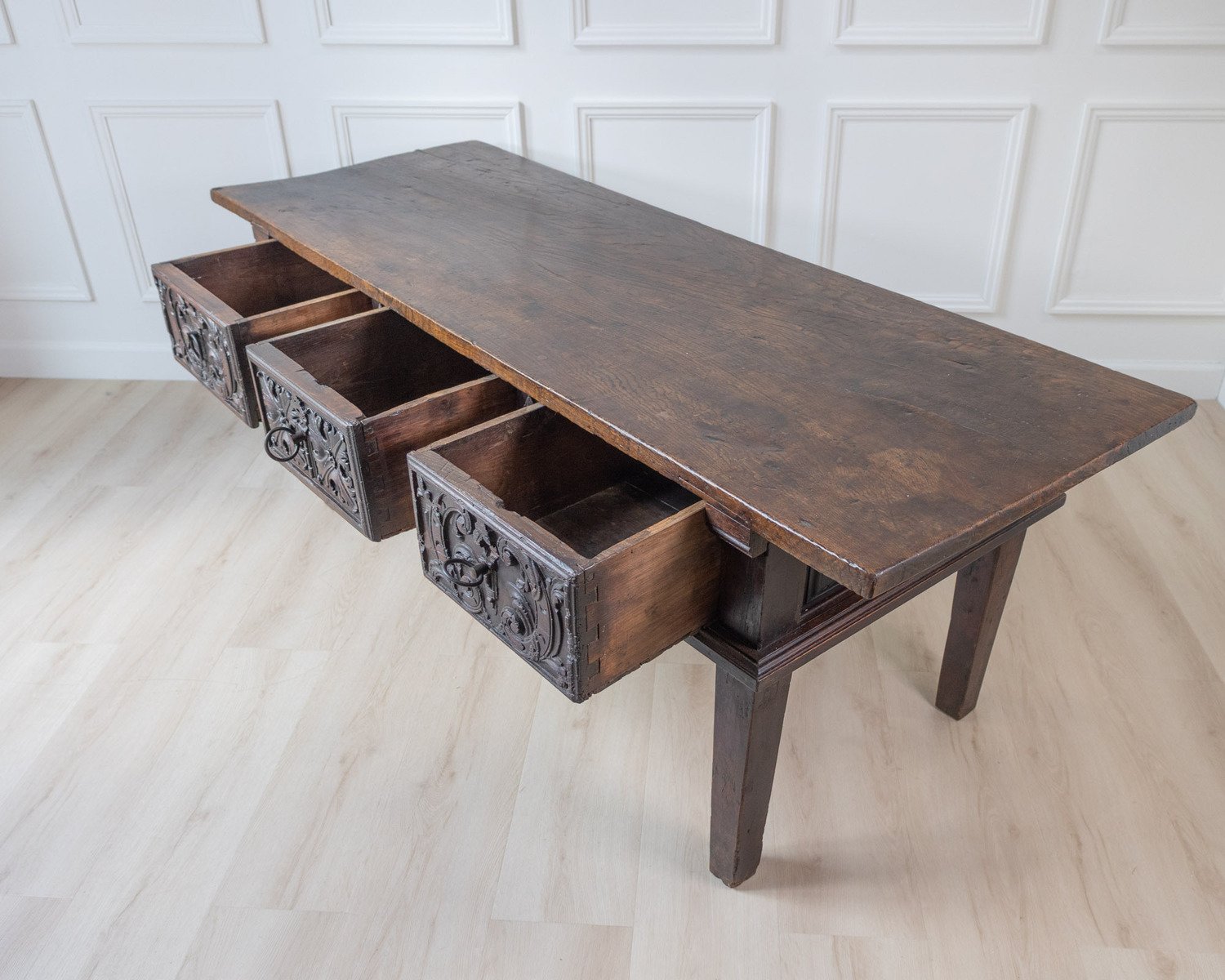 18th century Spanish carved oak three drawer console table. Great colour. 1760. - JAA