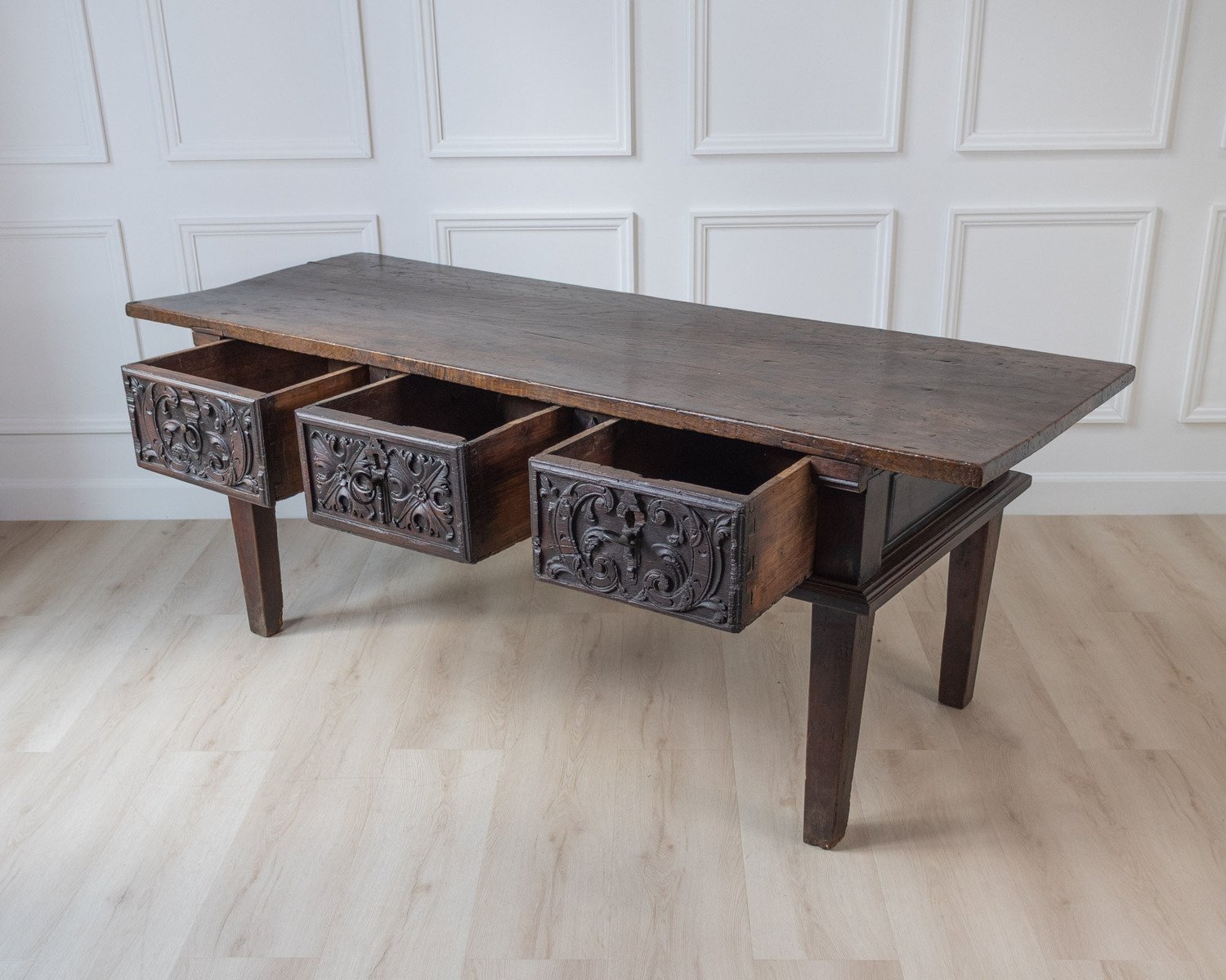 18th century Spanish carved oak three drawer console table. Great colour. 1760. - JAA