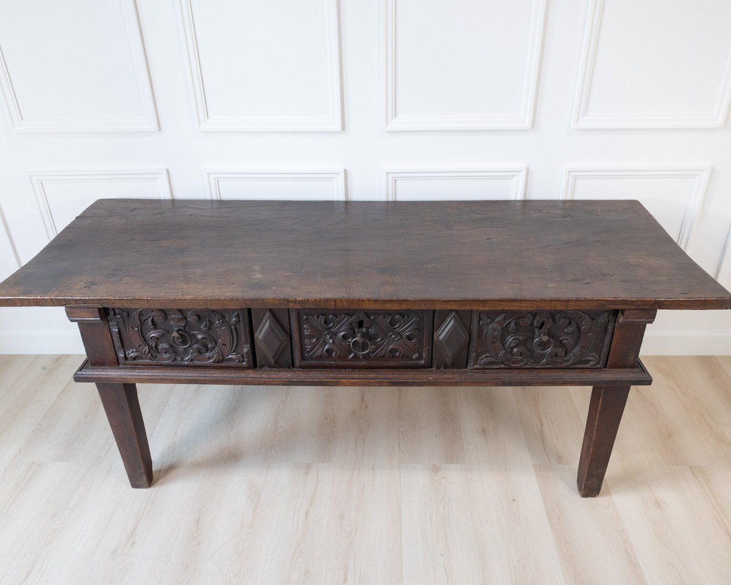 18th century Spanish carved oak three drawer console table. Great colour. 1760. - JAA