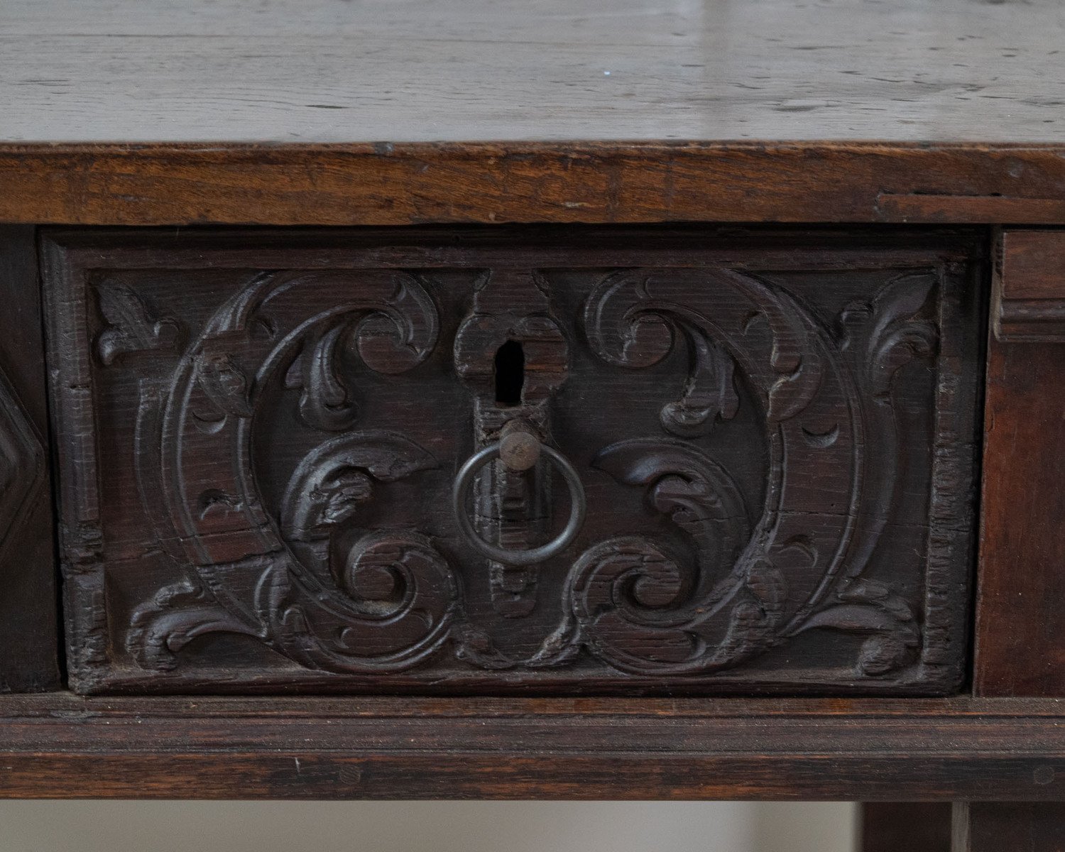 18th century Spanish carved oak three drawer console table. Great colour. 1760. - JAA