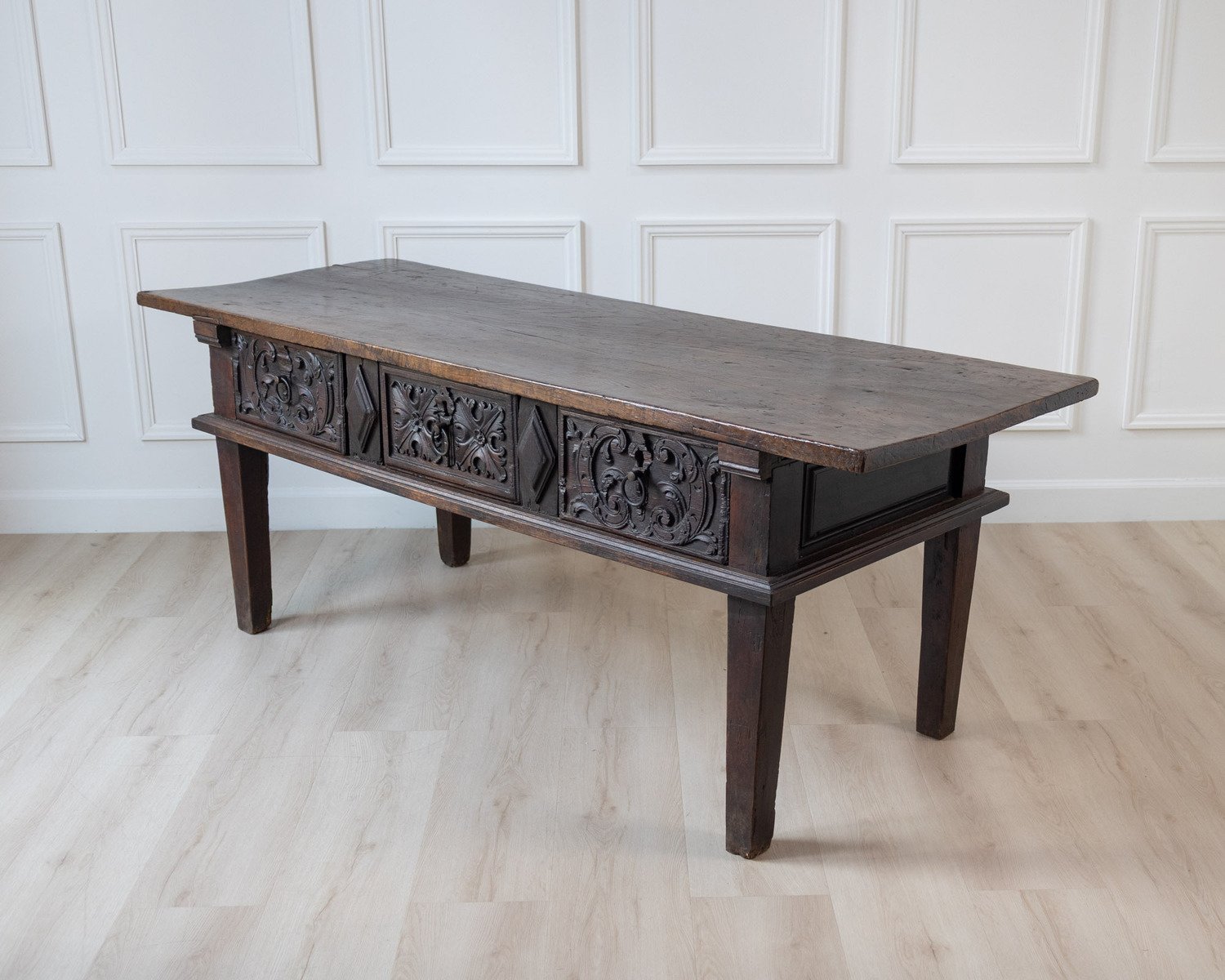 18th century Spanish carved oak three drawer console table. Great colour. 1760. - JAA
