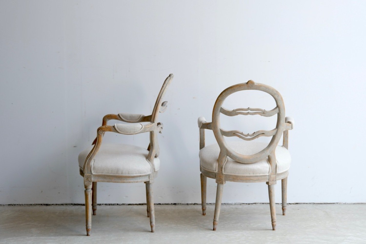 A pair of Gustavian smiling chairs - JAA