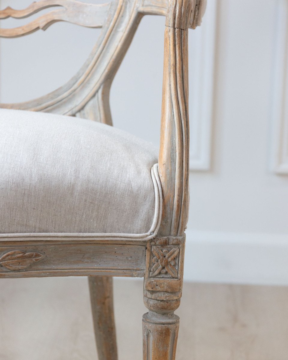 A pair of Gustavian smiling chairs - JAA