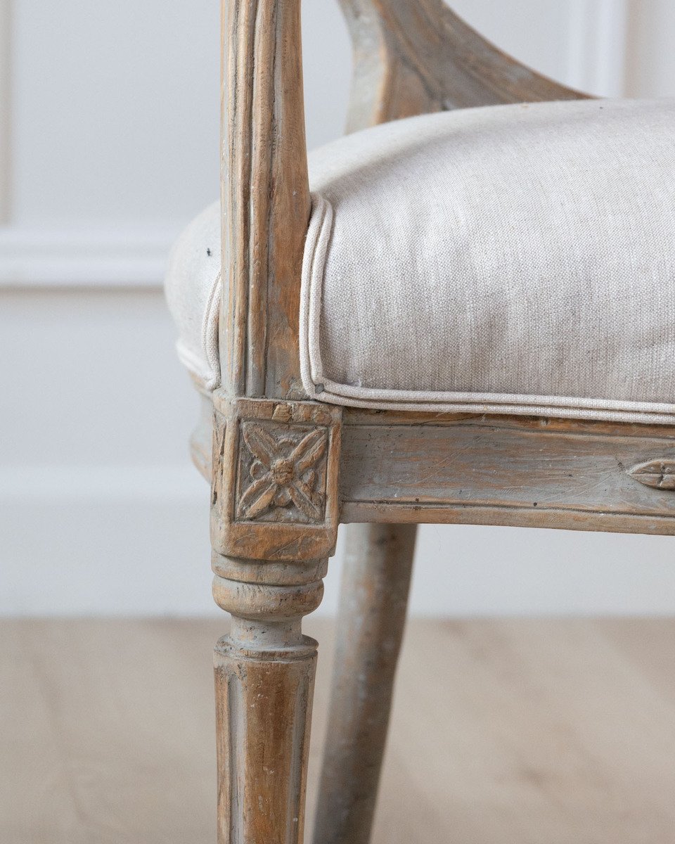 A pair of Gustavian smiling chairs - JAA