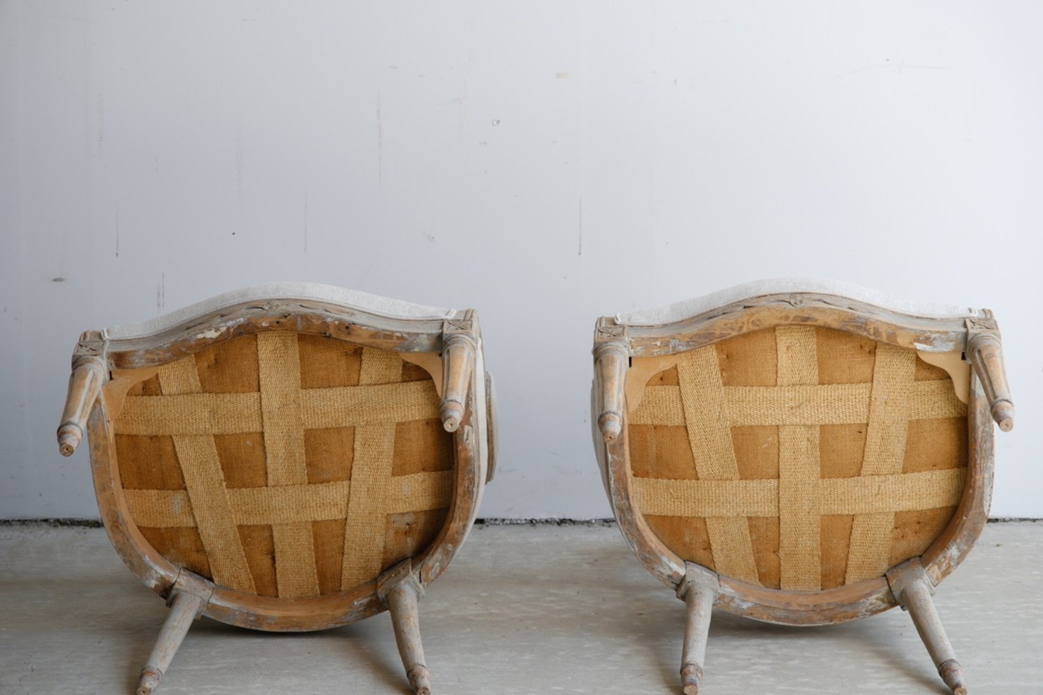 A pair of Gustavian smiling chairs - JAA