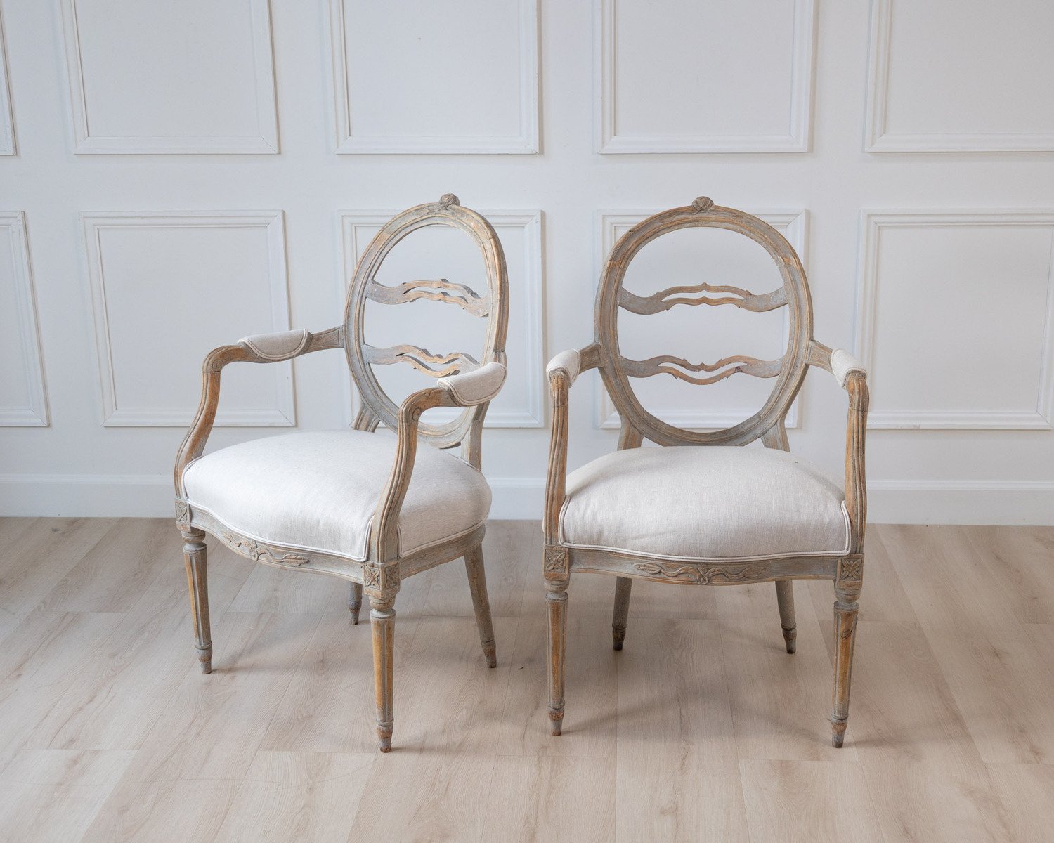 A pair of Gustavian smiling chairs - JAA
