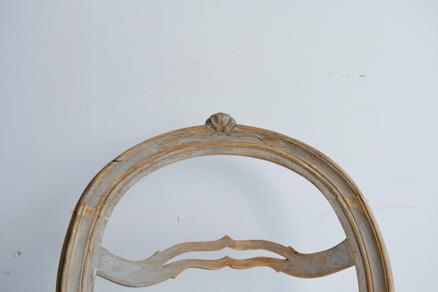 A pair of Gustavian smiling chairs - JAA