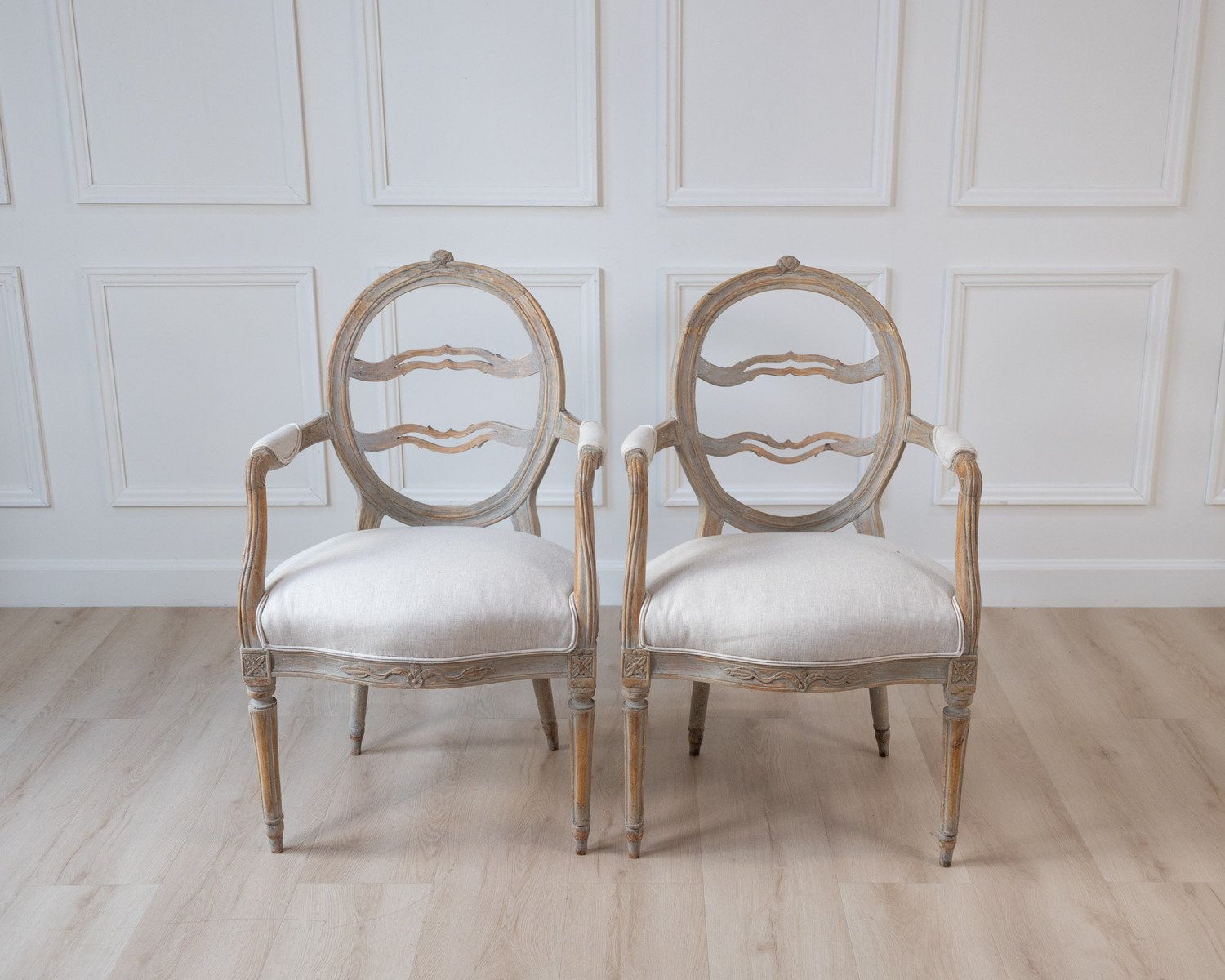A pair of Gustavian smiling chairs - JAA