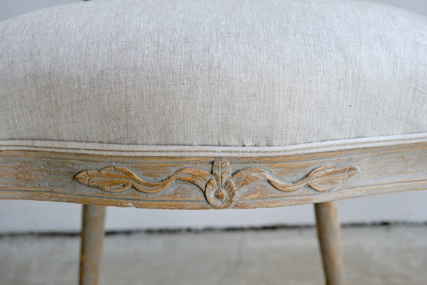A pair of Gustavian smiling chairs - JAA