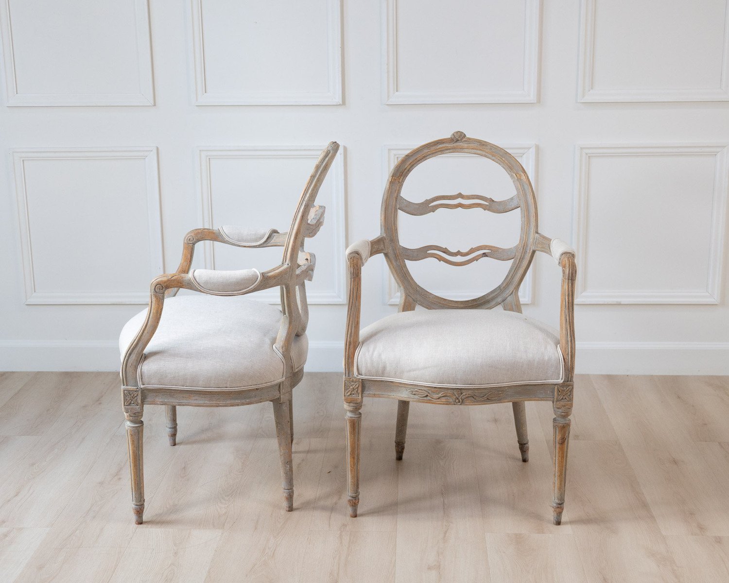 A pair of Gustavian smiling chairs - JAA