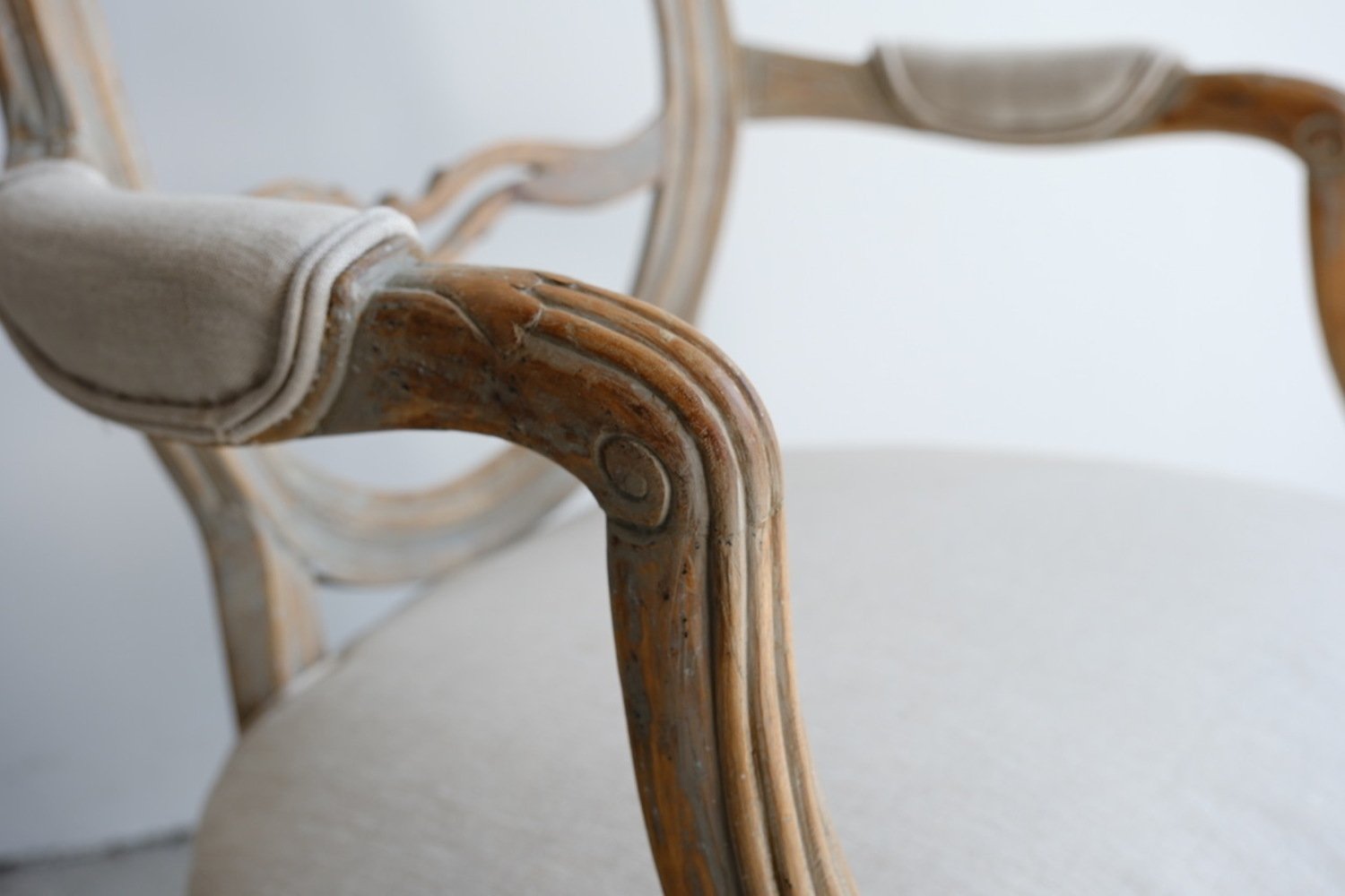 A pair of Gustavian smiling chairs - JAA