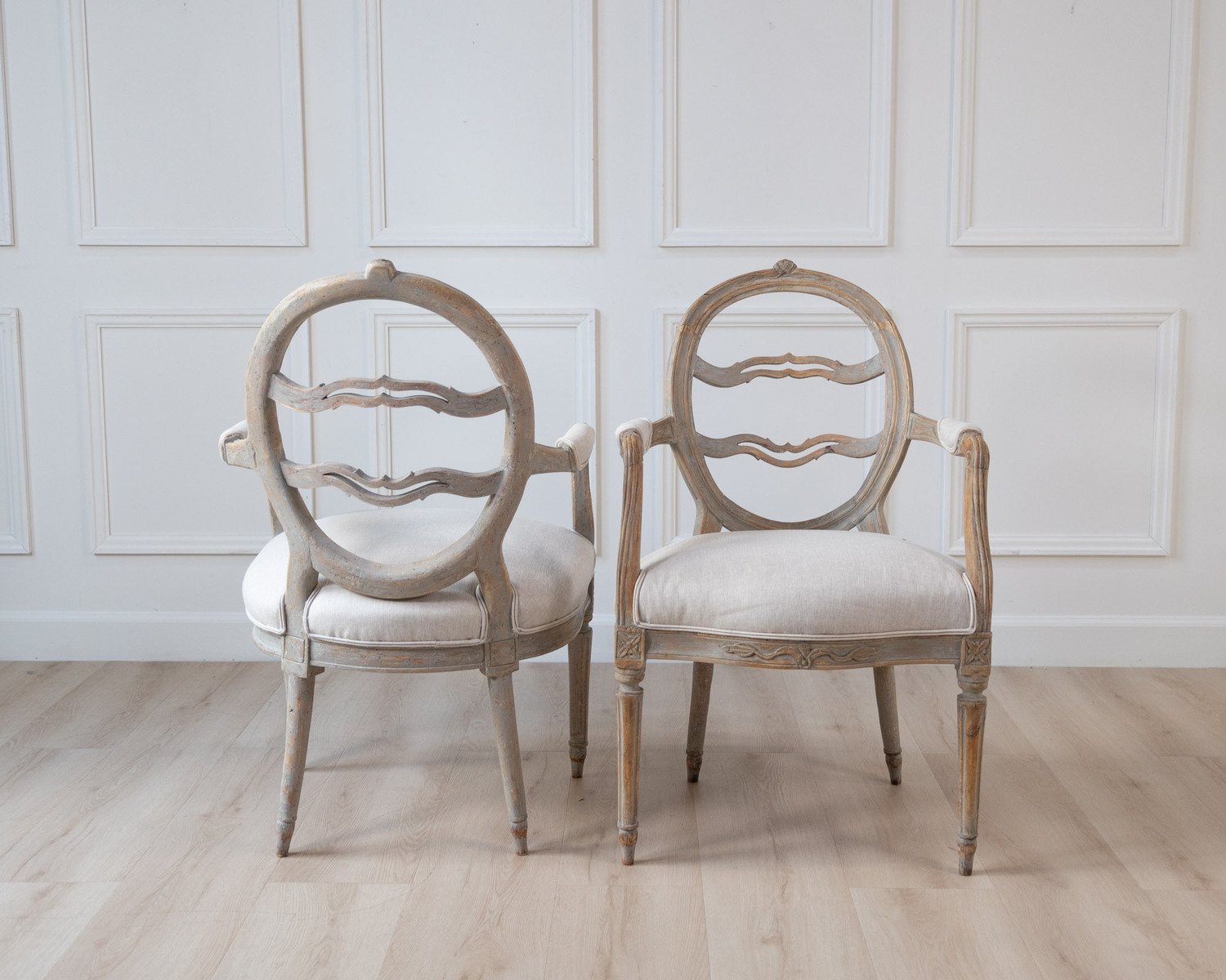 A pair of Gustavian smiling chairs - JAA