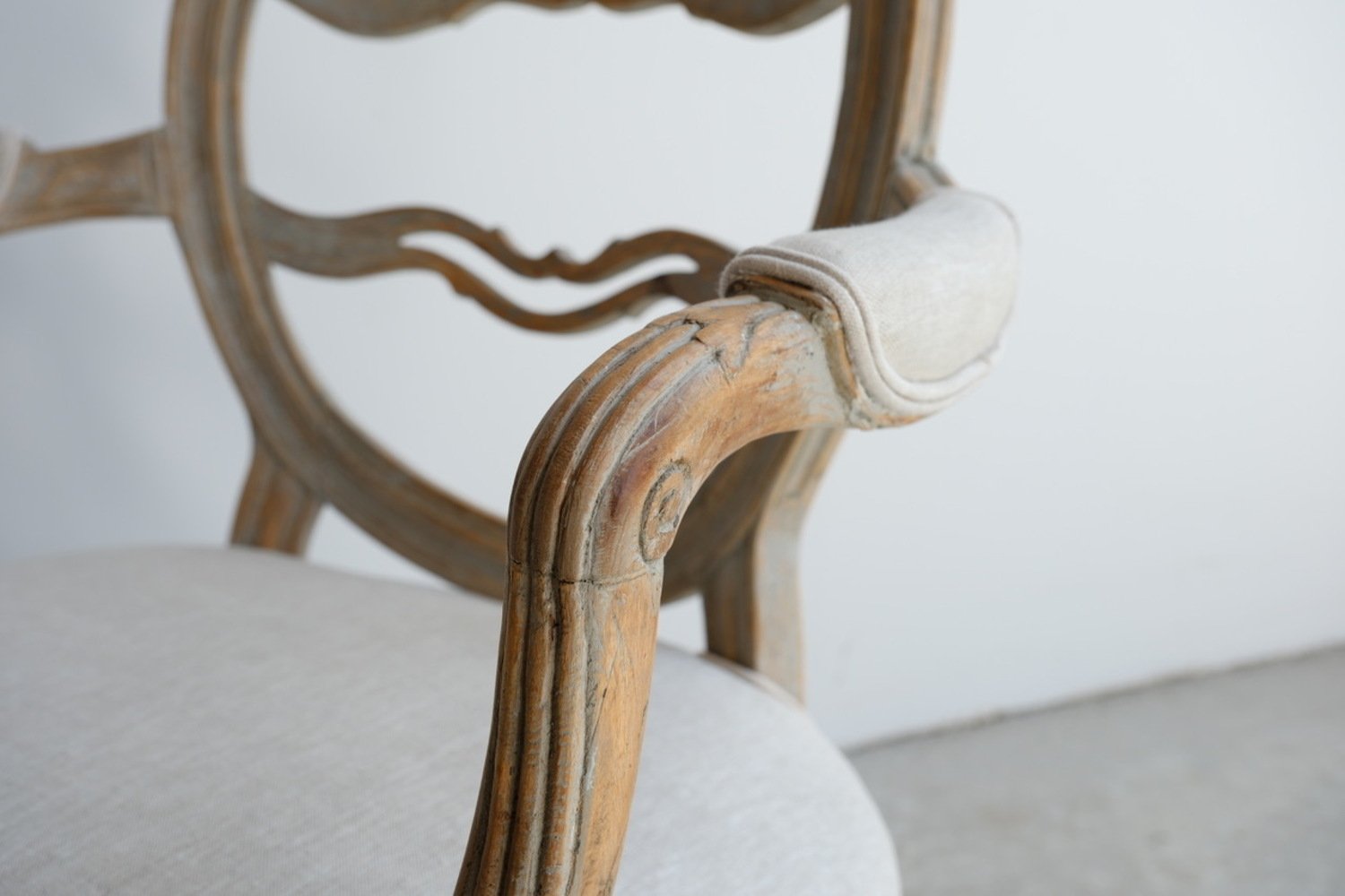 A pair of Gustavian smiling chairs - JAA