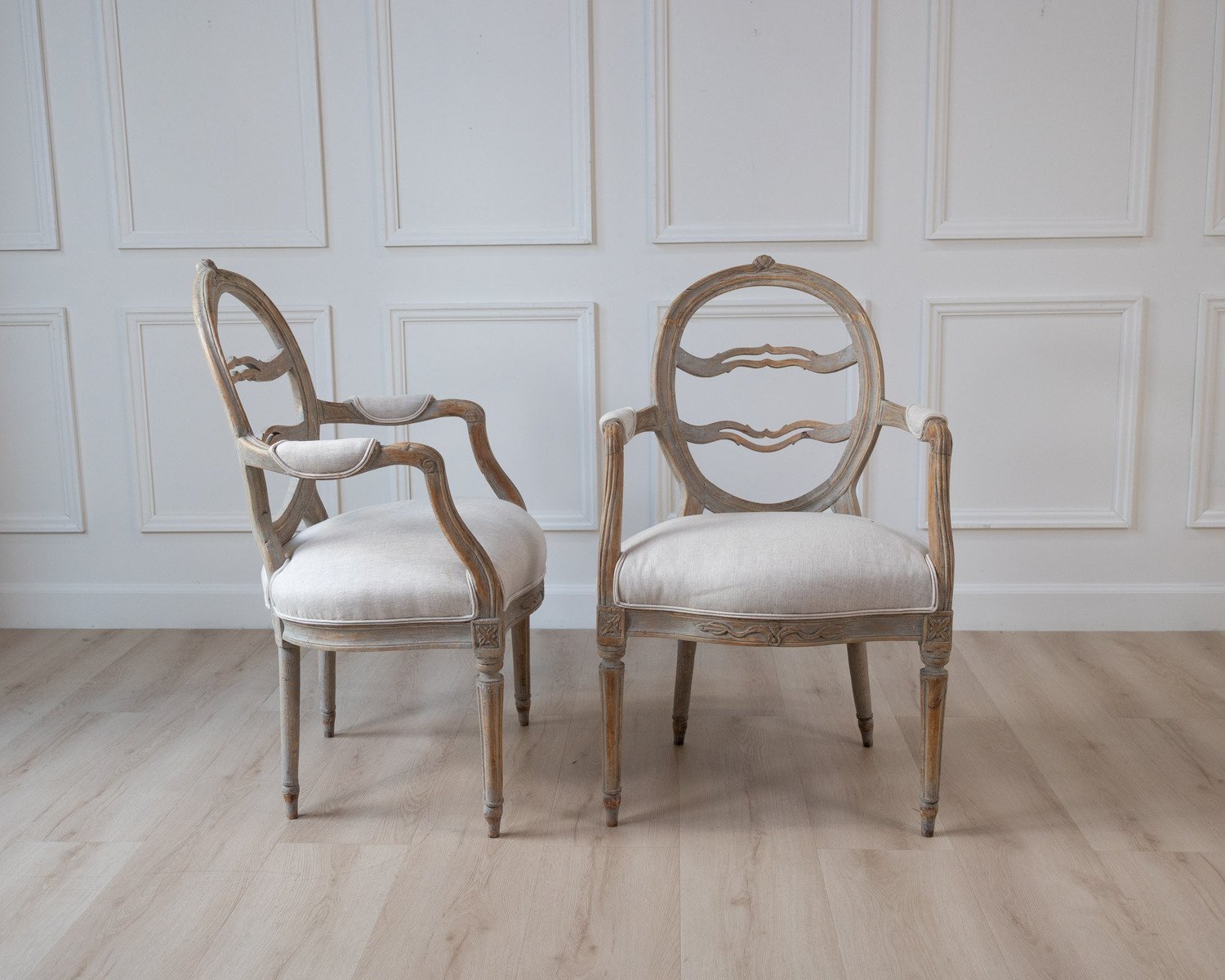 A pair of Gustavian smiling chairs - JAA