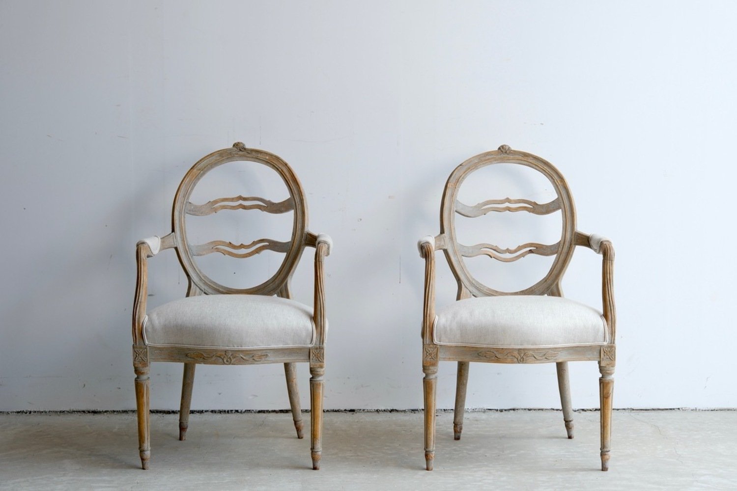 A pair of Gustavian smiling chairs - JAA