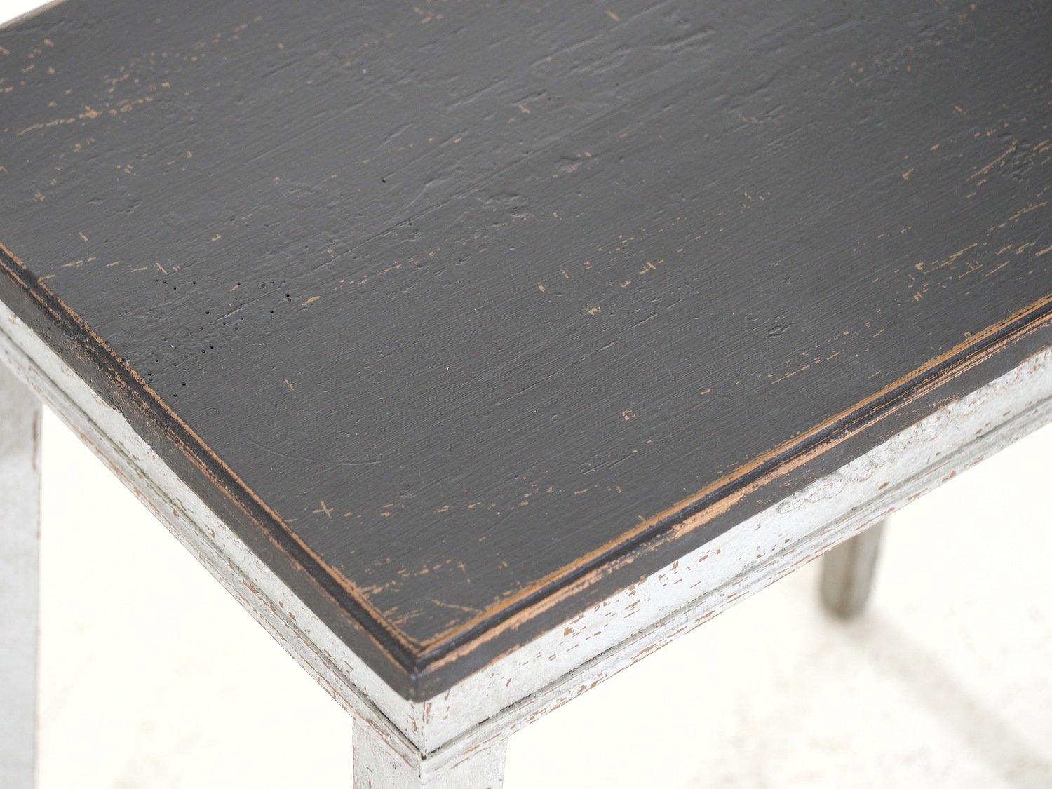 Pair of freestanding side tables with sweet carvings and black top, late 19th Century. - JAA
