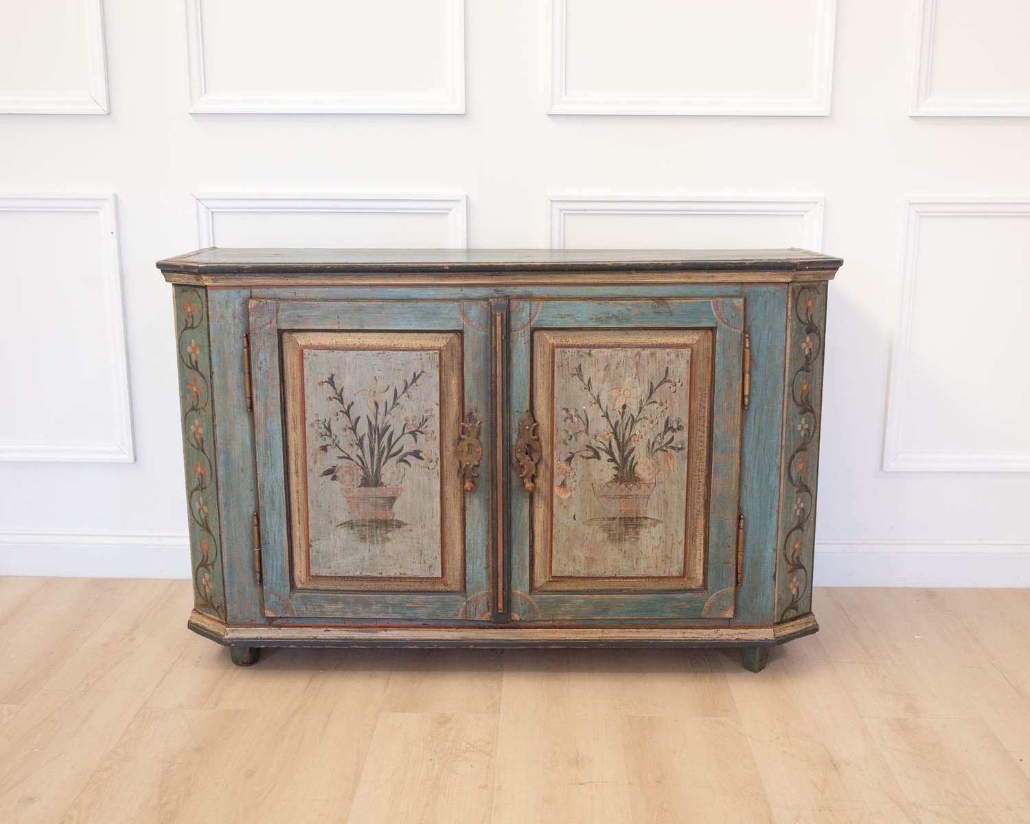 Painted Tyrolean alpine sideboard with chamfered edges, made of painted softwood, datable to around 1820. - JAA