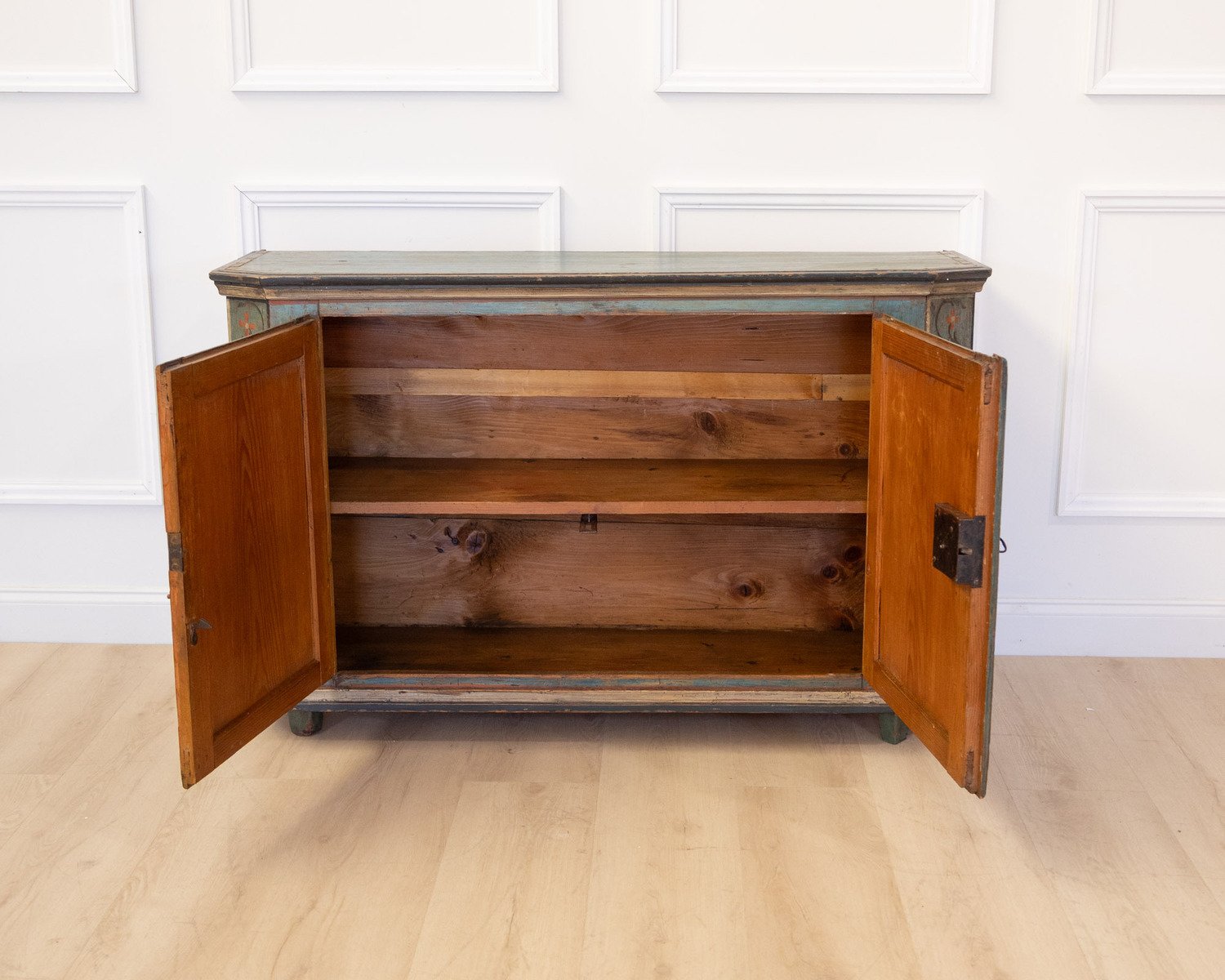 Painted Tyrolean alpine sideboard with chamfered edges, made of painted softwood, datable to around 1820. - JAA