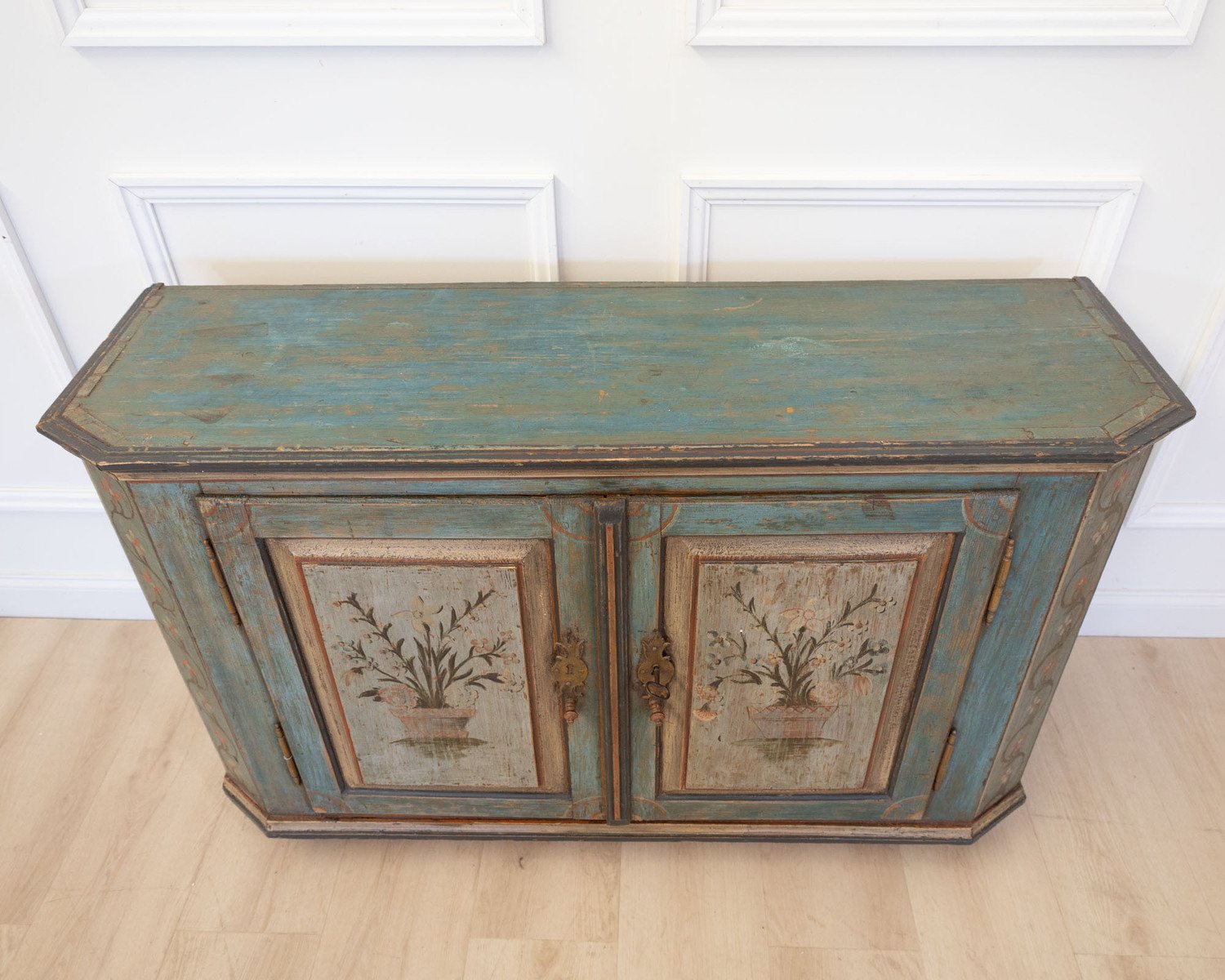 Painted Tyrolean alpine sideboard with chamfered edges, made of painted softwood, datable to around 1820. - JAA