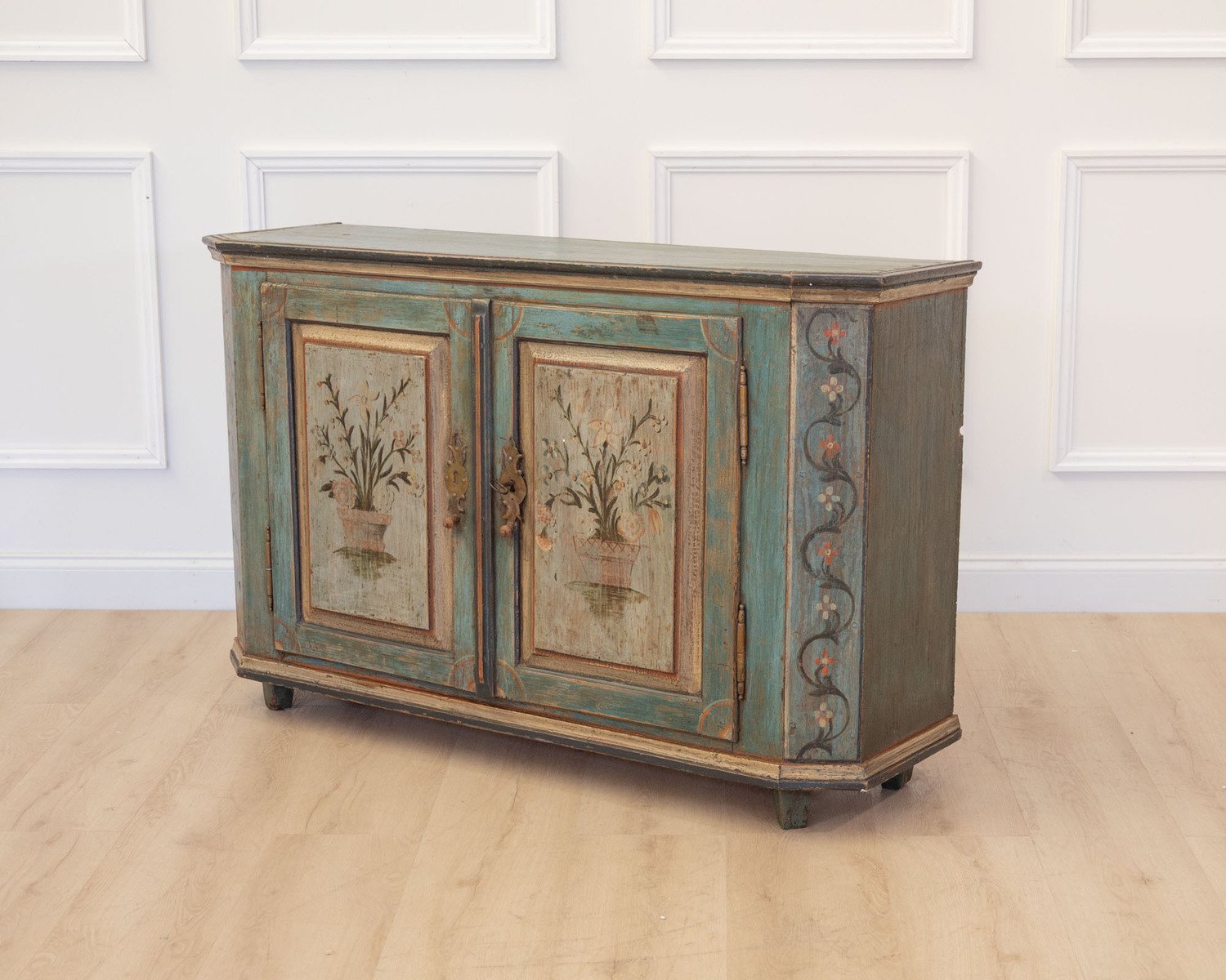 Painted Tyrolean alpine sideboard with chamfered edges, made of painted softwood, datable to around 1820. - JAA