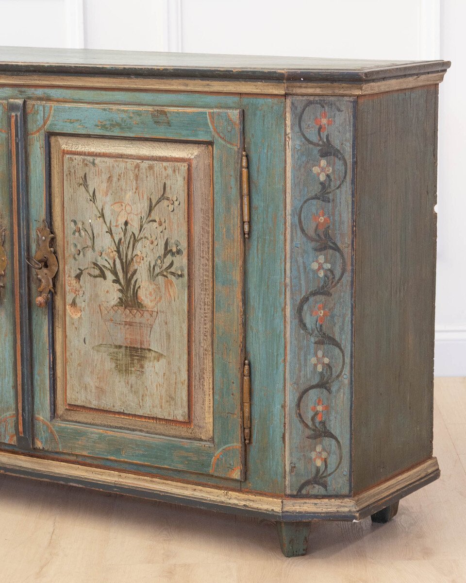 Painted Tyrolean alpine sideboard with chamfered edges, made of painted softwood, datable to around 1820. - JAA