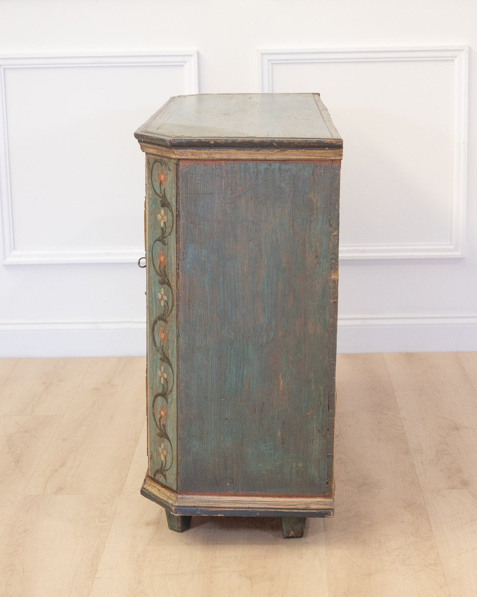 Painted Tyrolean alpine sideboard with chamfered edges, made of painted softwood, datable to around 1820. - JAA