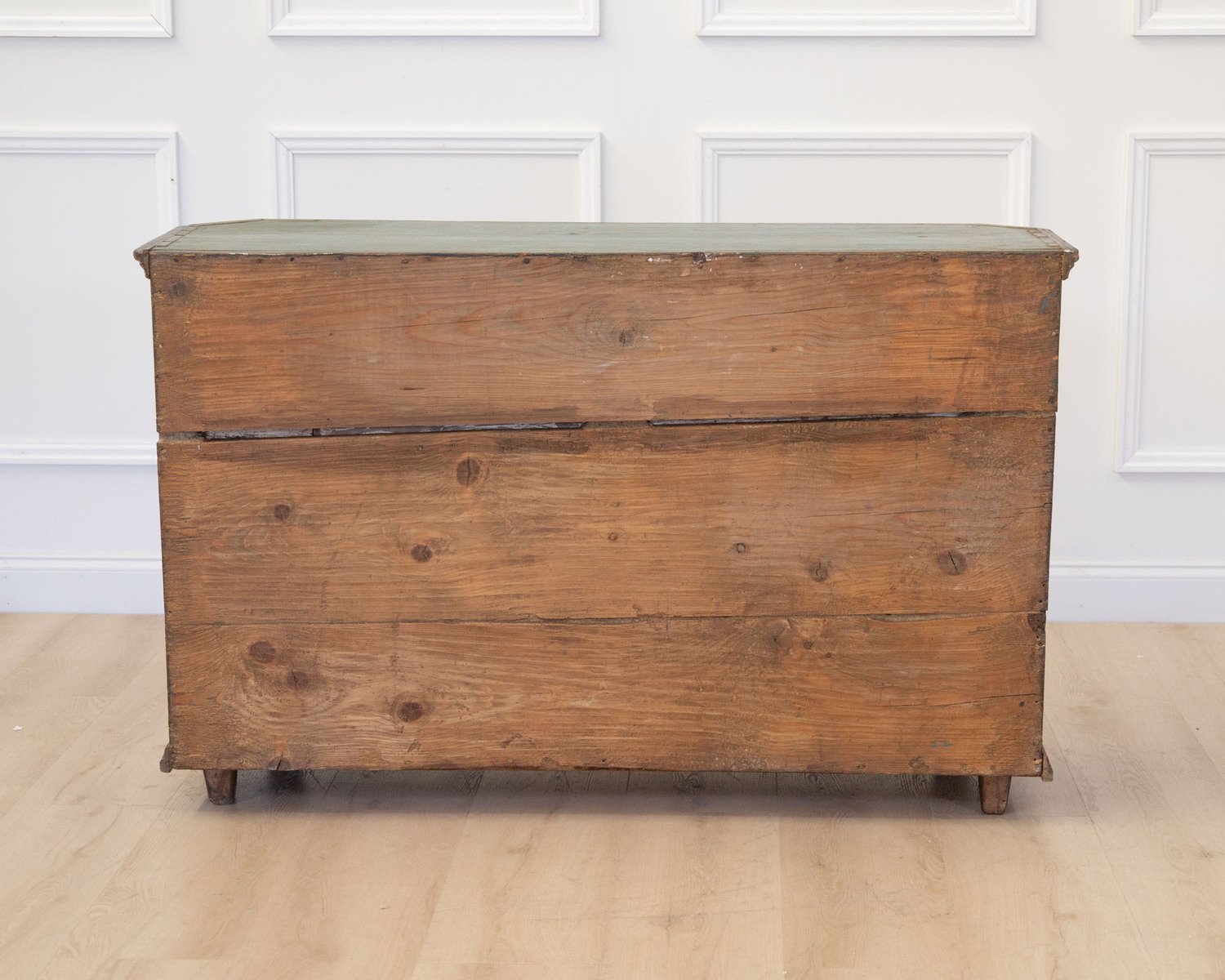 Painted Tyrolean alpine sideboard with chamfered edges, made of painted softwood, datable to around 1820. - JAA
