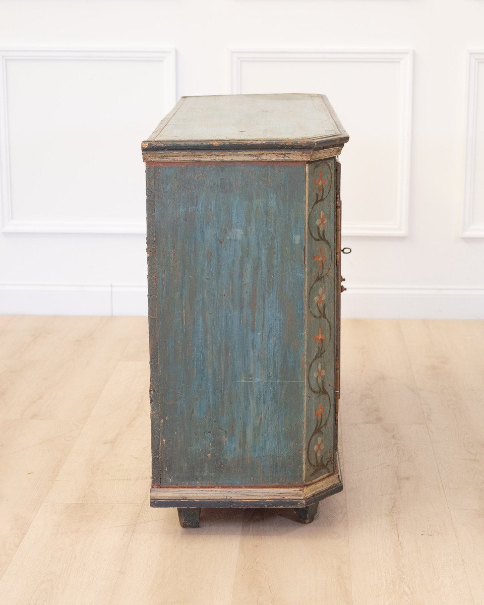 Painted Tyrolean alpine sideboard with chamfered edges, made of painted softwood, datable to around 1820. - JAA