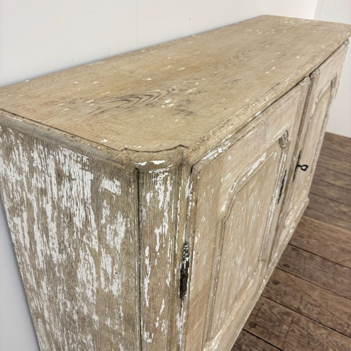 Large late 18th-century whitewashed oak wood-paneled sideboard - JAA