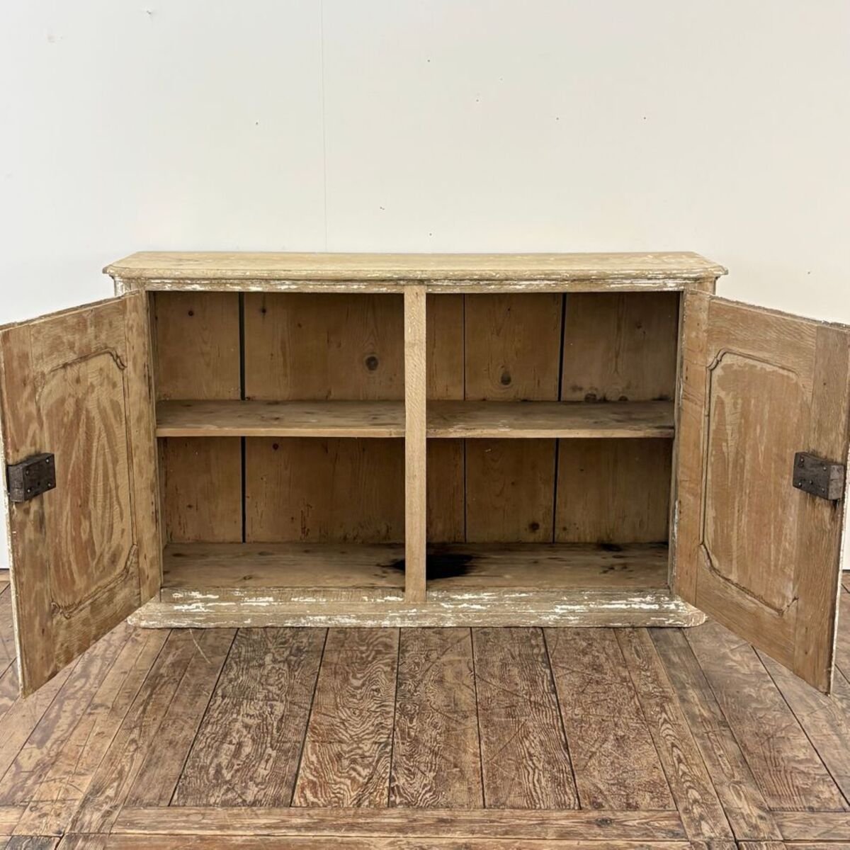 Large late 18th-century whitewashed oak wood-paneled sideboard - JAA