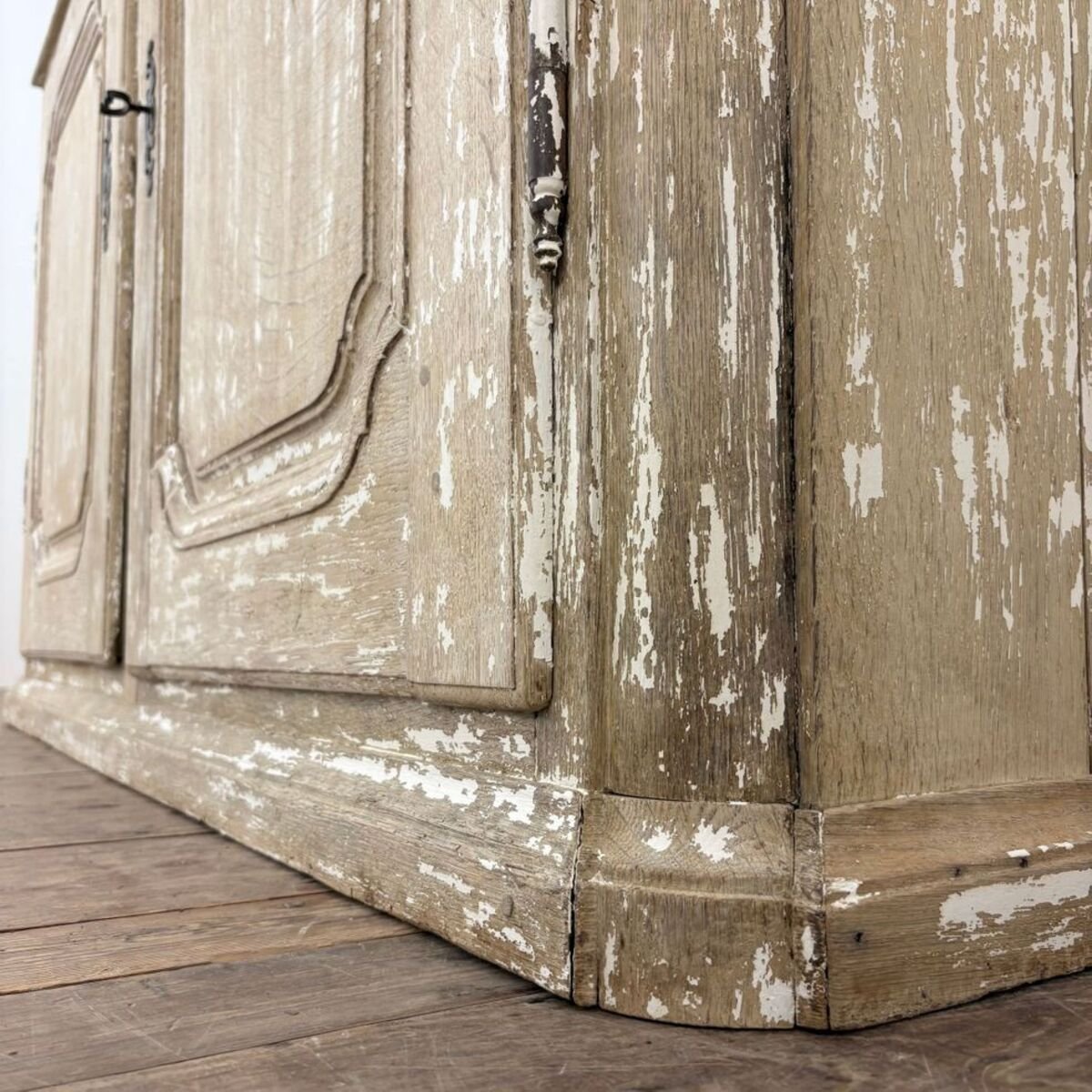 Large late 18th-century whitewashed oak wood-paneled sideboard - JAA