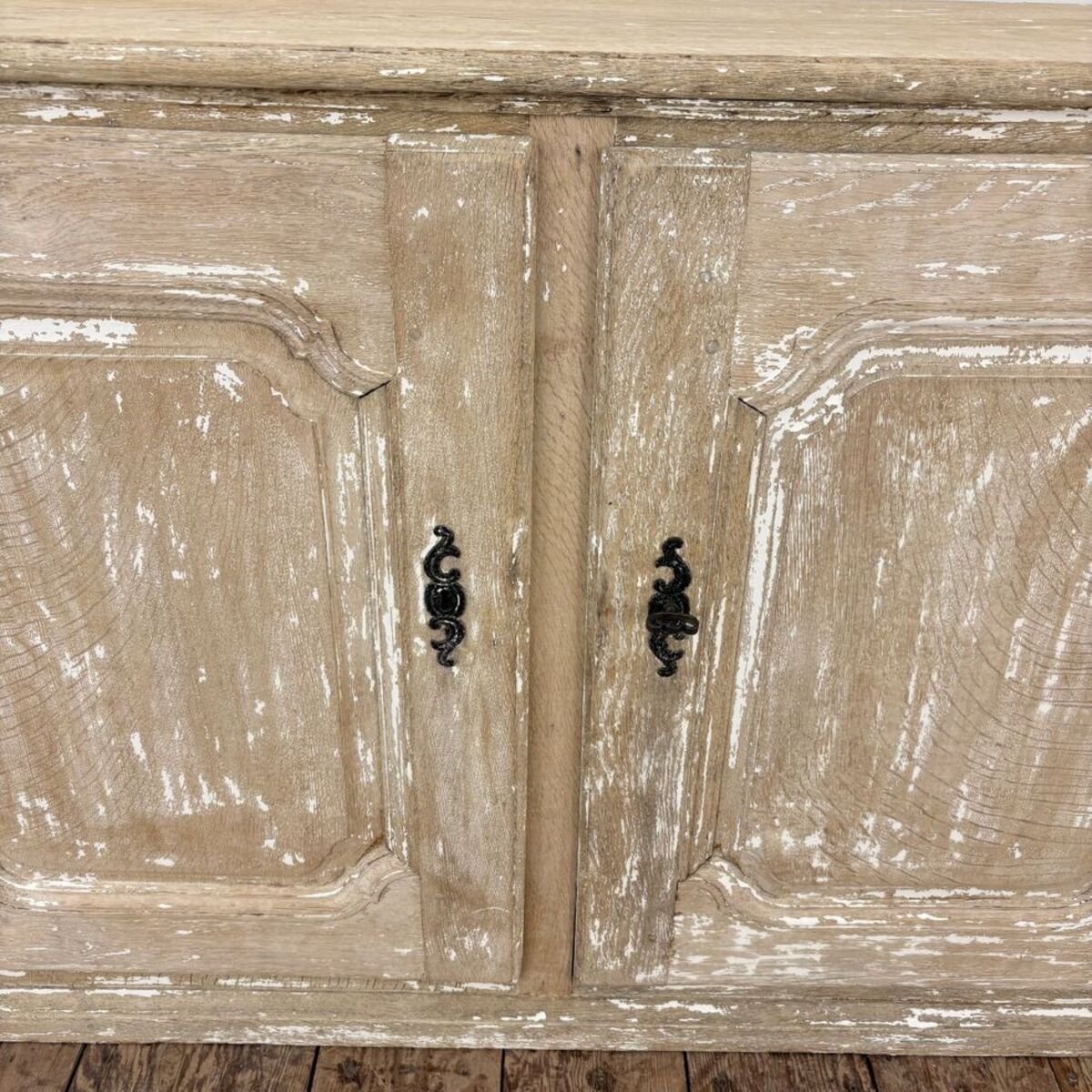 Large late 18th-century whitewashed oak wood-paneled sideboard - JAA