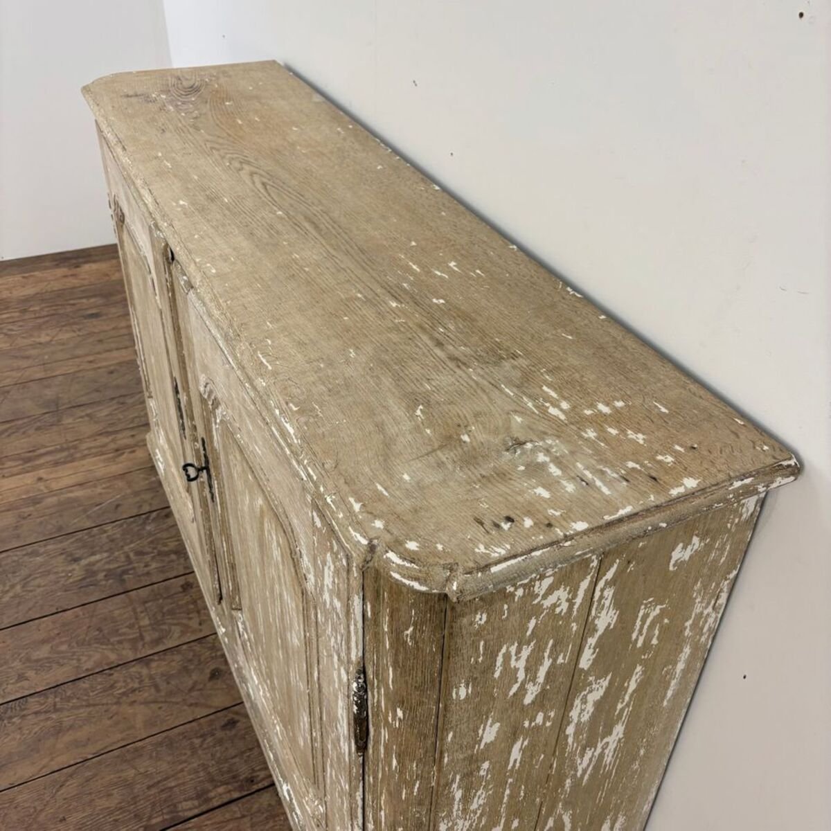 Large late 18th-century whitewashed oak wood-paneled sideboard - JAA