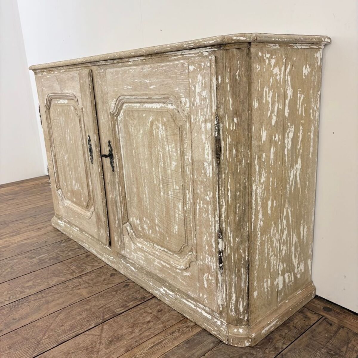 Large late 18th-century whitewashed oak wood-paneled sideboard - JAA