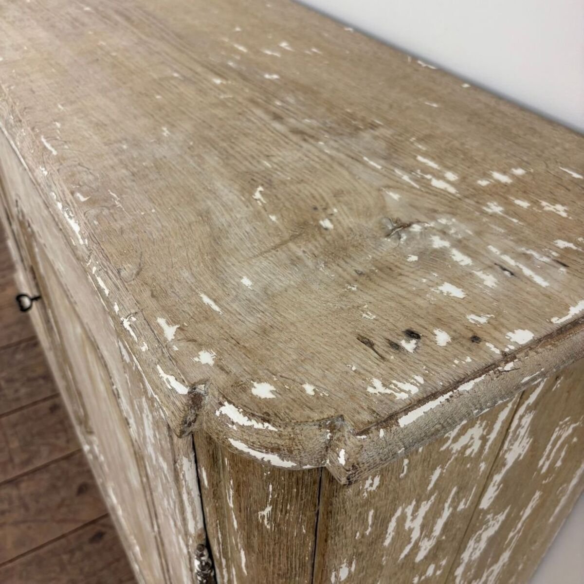 Large late 18th-century whitewashed oak wood-paneled sideboard - JAA